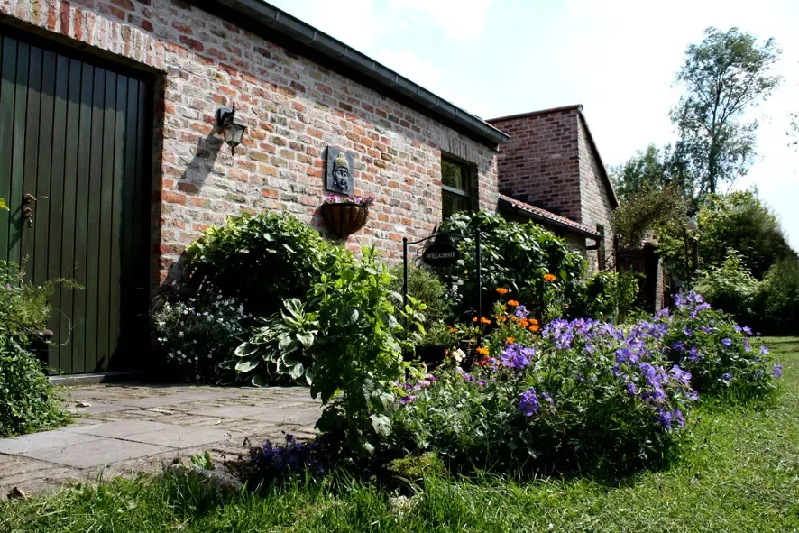 De voorkant van het atelier in Bredene